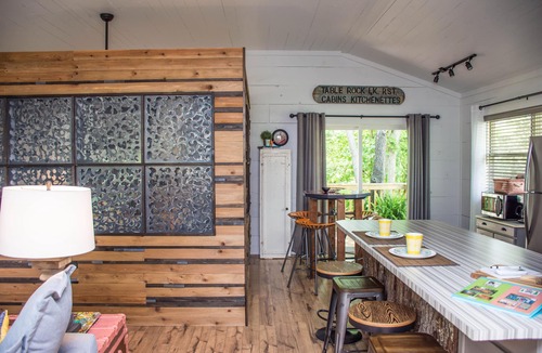 Eagle Rock Apartment | Lil' Woody. Dog Friendly Studio, Deck with Lake-view, Close to Eureka Springs