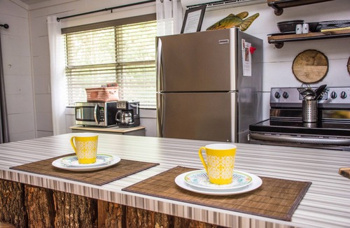 Eagle Rock Apartment | Lil' Woody. Dog Friendly Studio, Deck with Lake-view, Close to Eureka Springs