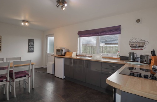 Strathpeffer Cottage | LILAC COTTAGE, pet friendly, with open fire in Strathpeffer