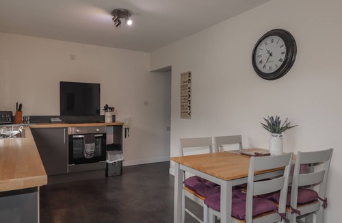 Strathpeffer Cottage | LILAC COTTAGE, pet friendly, with open fire in Strathpeffer