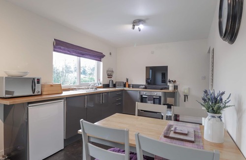 Strathpeffer Cottage | LILAC COTTAGE, pet friendly, with open fire in Strathpeffer