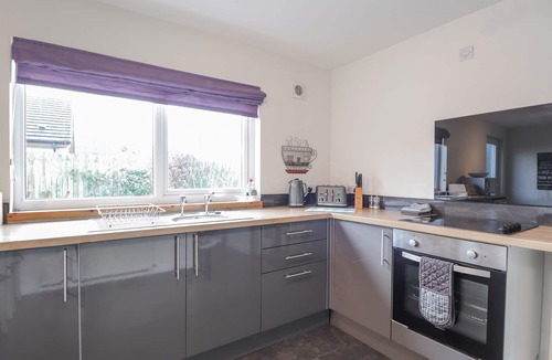 Strathpeffer Cottage | LILAC COTTAGE, pet friendly, with open fire in Strathpeffer