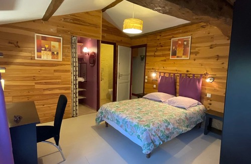 Saint-Jean-de-Sauves House | LILAC SUITE BATHROOM AND WC PRIVATE