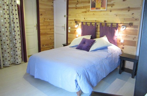 Saint-Jean-de-Sauves House | LILAC SUITE BATHROOM AND WC PRIVATE