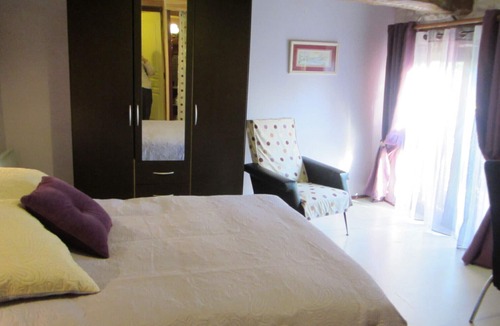 Saint-Jean-de-Sauves House | LILAC SUITE BATHROOM AND WC PRIVATE