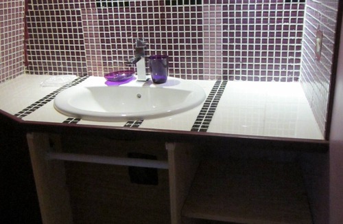 Saint-Jean-de-Sauves House | LILAC SUITE BATHROOM AND WC PRIVATE
