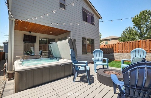 Maple Valley House | Lilac villa with hot tub