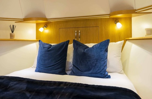 Henley Boat Rental | Lilibet - Driving - Luxury Boating