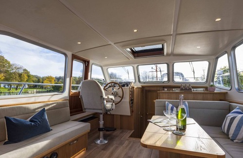 Henley Boat Rental | Lilibet - Driving - Luxury Boating