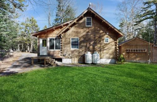 Beaver Cove House | Lily Bay Getaway