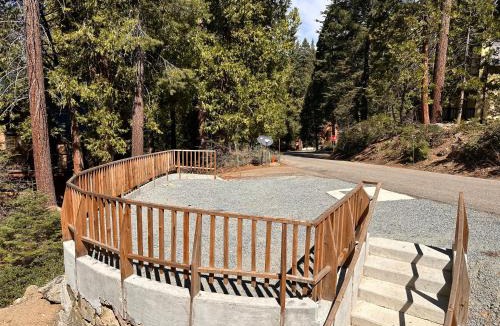 Yosemite West Ski Chalet | Lily of the Valley - Yosemite Reservations, AC, Forest View and WiFi
