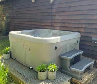 Pitchcombe Ski Chalet | Lily pad Lodge