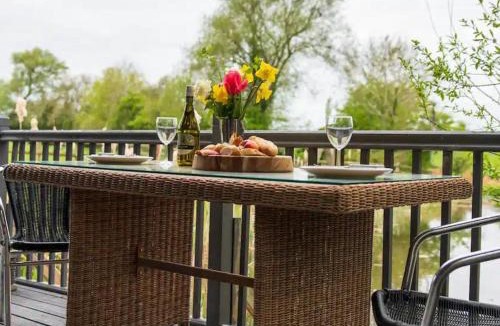 Pitchcombe Ski Chalet | Lily pad Lodge