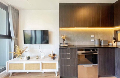 Newton Apartment | Lime-Fresh AC Studio Amazing Skytower & Park View