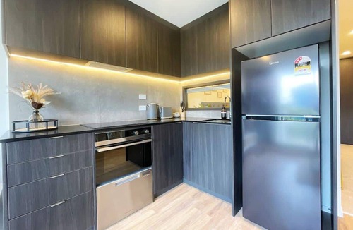 Newton Apartment | Lime-Fresh AC Studio Amazing Skytower & Park View