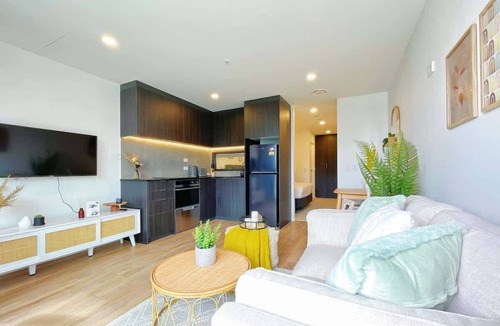 Newton Apartment | Lime-Fresh AC Studio Amazing Skytower & Park View