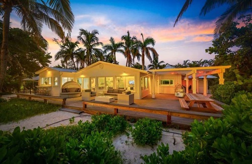 Holmes Beach House | Limefish Luxury | Gulf-Front | Pool | Iconic Sunsets