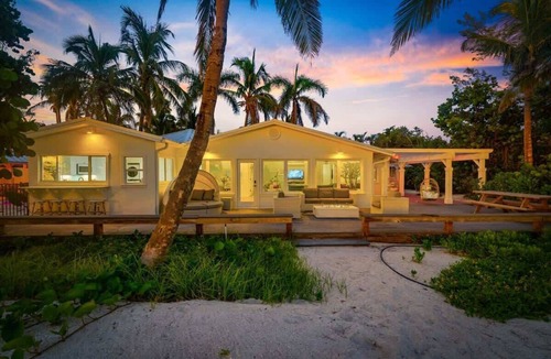 Holmes Beach House | Limefish Luxury | Gulf-Front | Pool | Iconic Sunsets