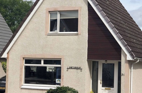 Carluke Apartment | Limegrove Comfortable Three Bedroom House