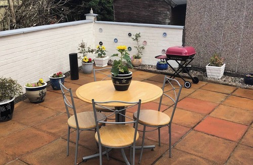 Carluke Apartment | Limegrove Comfortable Three Bedroom House