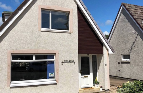 Carluke Apartment | Limegrove Comfortable Three Bedroom House