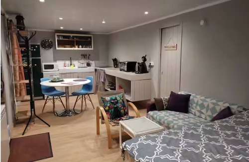 Bonnac-la-Cote Cabin | Limousin cabin by the pond