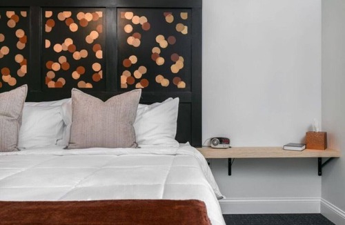 Ellicottville Cabin | Lincoln Boutique Motel Deluxe King #9