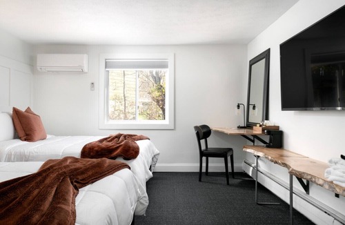 Ellicottville Cabin | Lincoln Boutique Motel- Standard Queen #4 -Lower