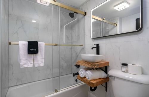Ellicottville Cabin | Lincoln Boutique Motel- Standard Queen #4 -Lower