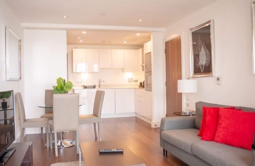 Canary Wharf Apartment | Lincoln Court by Interhome