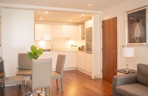 Canary Wharf Apartment | Lincoln Court by Interhome