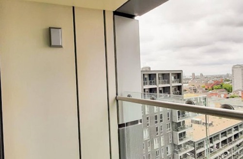 Canary Wharf Apartment | Lincoln Court by Interhome