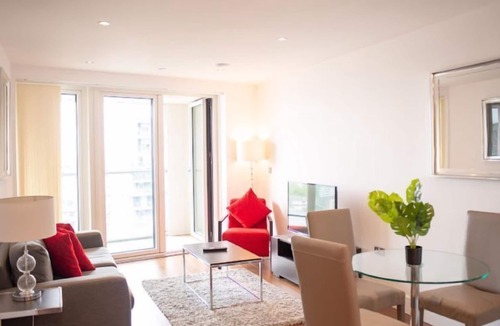 Canary Wharf Apartment | Lincoln Court by Interhome