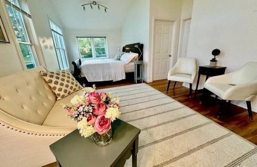 West Woodstock Hotel | Lincoln Inn & Gallery