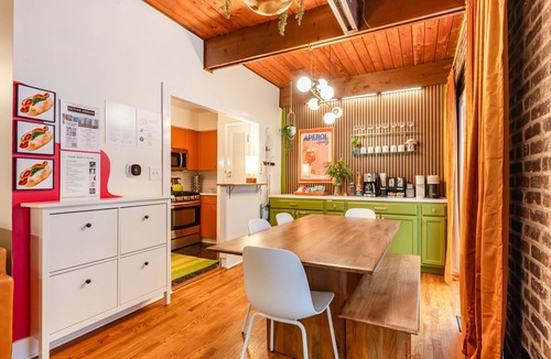Sheffield and DePaul House | Lincoln Park 3BR Townhome Rooftop King Suite Sleeps 10