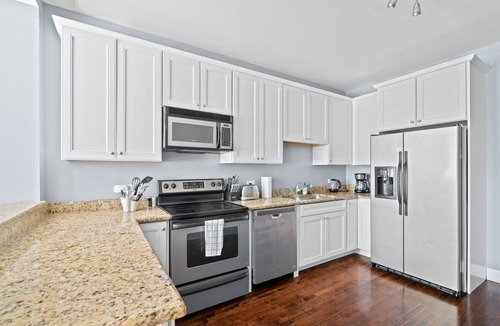 Sheffield and DePaul Condo | Lincoln Park/depaul 8 Bed 1 Parking Spot by AllSet Turnover