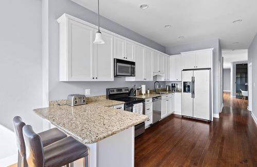 Sheffield and DePaul Condo | Lincoln Park/depaul 8 Bed 1 Parking Spot by AllSet Turnover