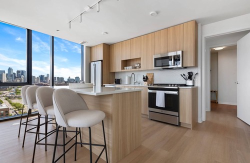 River North Apartment | Lincoln Park Getaway: Skyline Views & Luxury