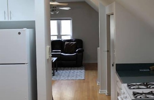 Wrightwood Neighbors Hotel | Lincoln Park Living - 3 Queen Beds - Sleeps 6!