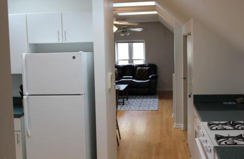 Wrightwood Neighbors House | Lincoln Park Living - 3 Queen Beds - Sleeps 6