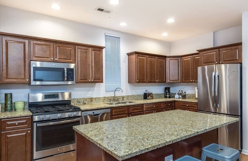 Wrightwood Neighbors Hotel | Lincoln Park Living - Suite 1