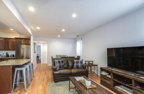 Wrightwood Neighbors House | Lincoln Park Living - Suite 2