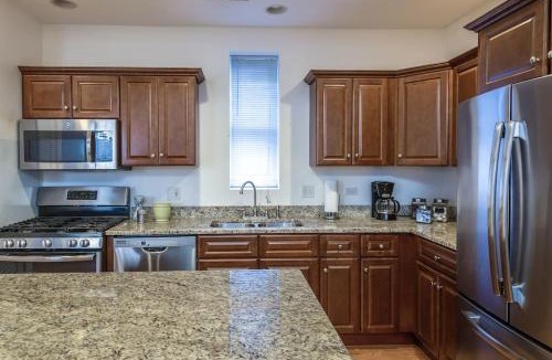 Wrightwood Neighbors House | Lincoln Park Living - Suite 2