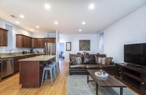 Wrightwood Neighbors House | Lincoln Park Living - Suite 1