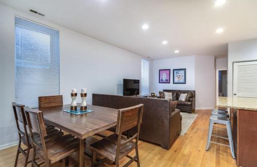 Wrightwood Neighbors House | Lincoln Park Living - Suite 1