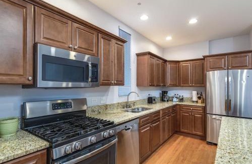 Wrightwood Neighbors House | Lincoln Park Living - Suite 1