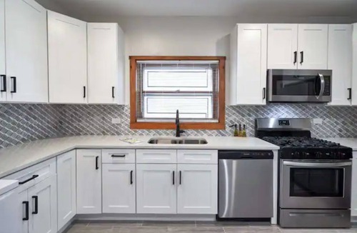 Chicago Cabin | Lincoln Square Newly Remolded Unit w/Central HVAC