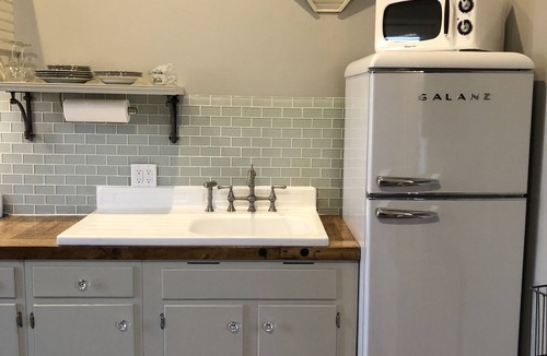 Lincoln Apartment | Lincoln’s Loft - Pearl’s Suite Downtown Lincoln, IL