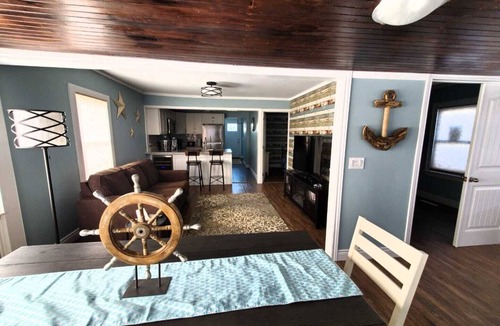 Leamington House | Linda Lua - Lakefront Cottage