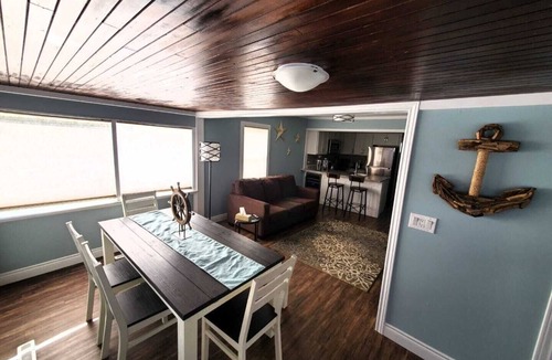 Leamington House | Linda Lua - Lakefront Cottage